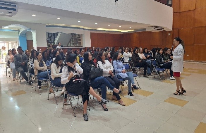 Taller sobre Prevención del Cáncer de Mama al personal de la Empresa Eléctrica Quito.